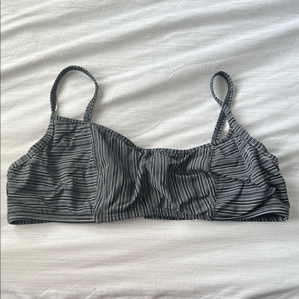 EUC Striped Black and White Wired Bikini Top 🌙